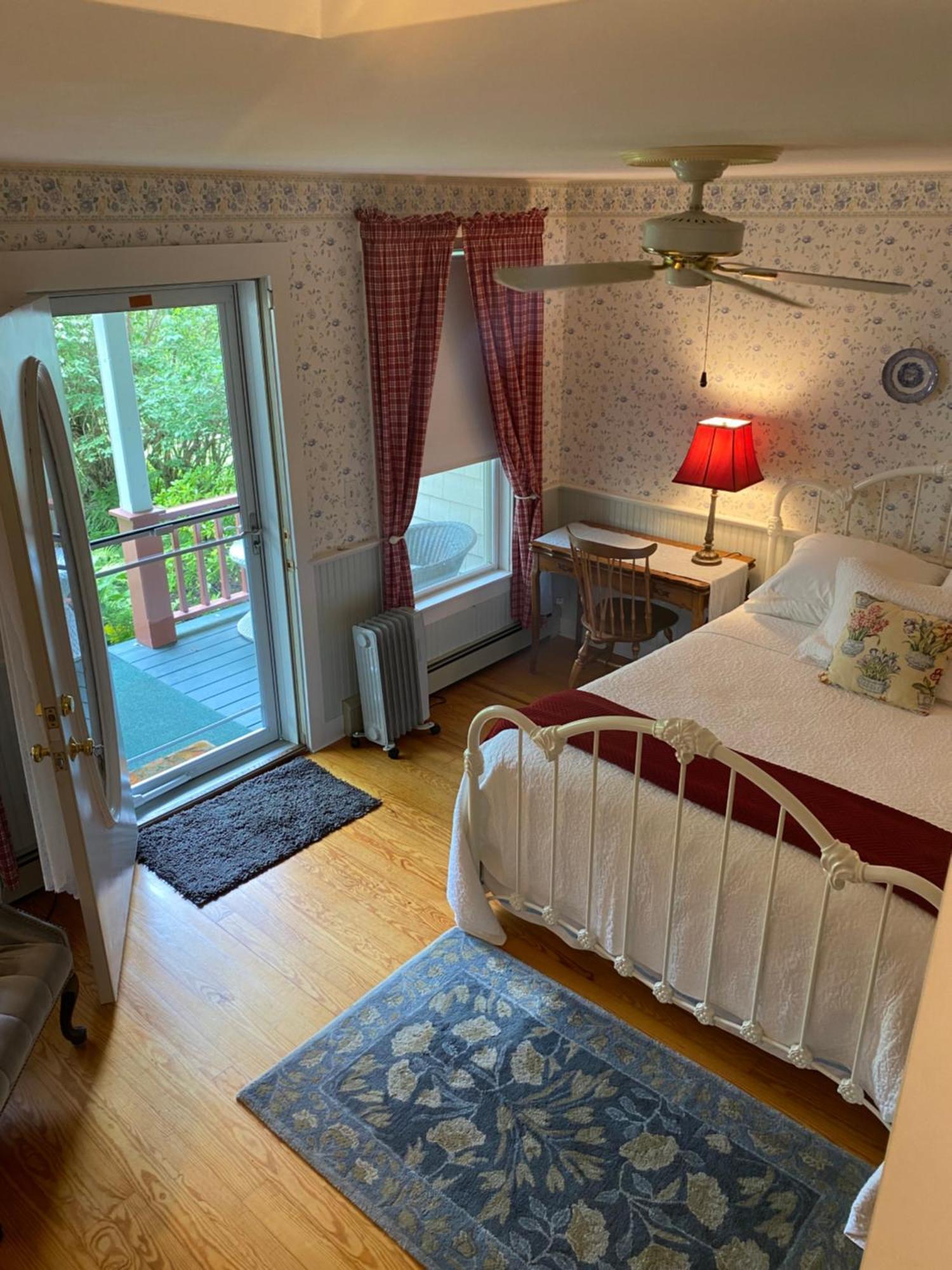 Victorian By The Sea Bed & Breakfast Lincolnville Exterior foto